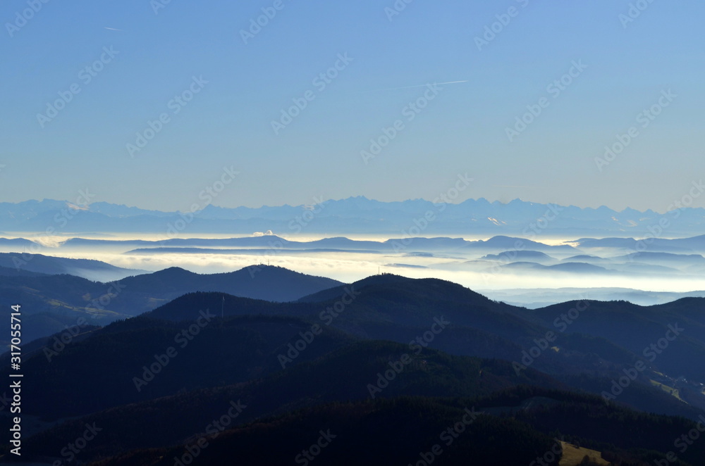 Berggipfel und Nebel im Schwarzwald