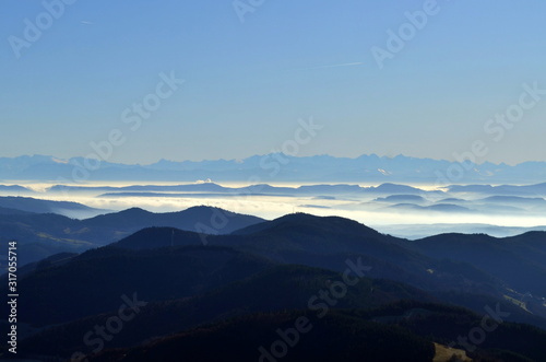 Berggipfel und Nebel im Schwarzwald © christiane65