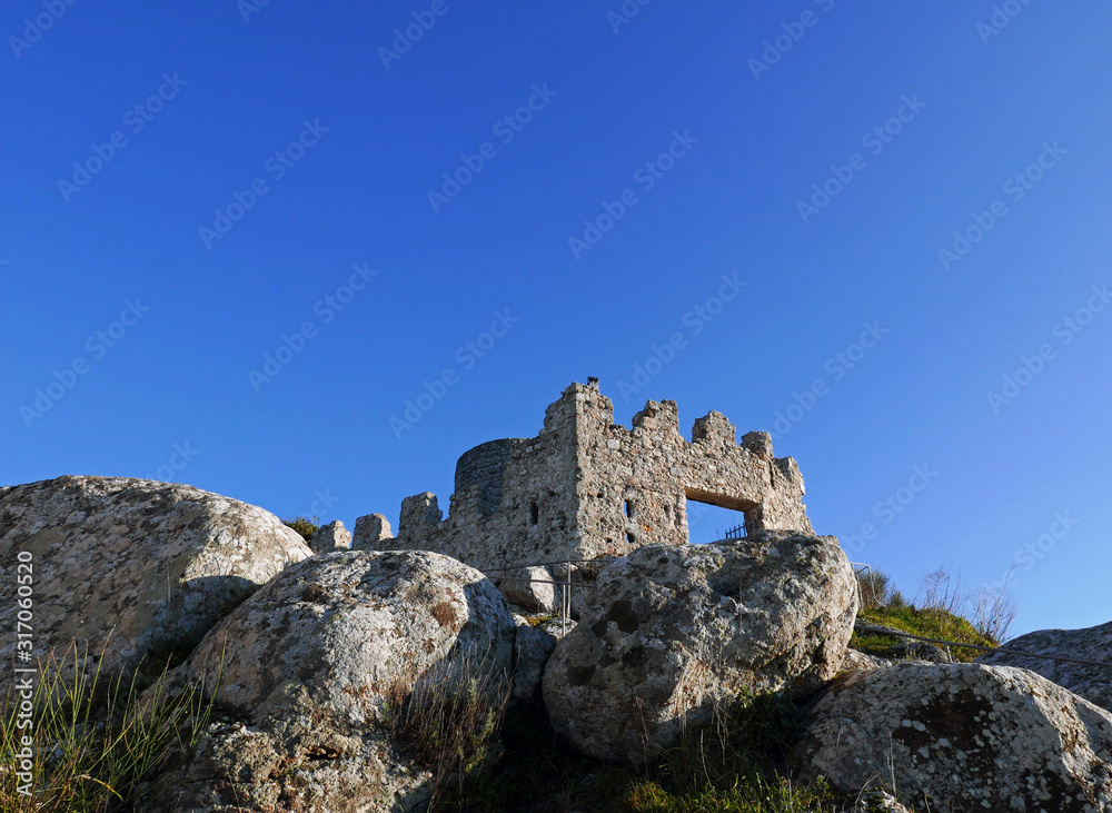 vista scenica delle rovine a Tolfa, in Italia