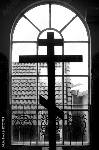 czarny-krzyz-w-cerkwi-na-tle-okna
