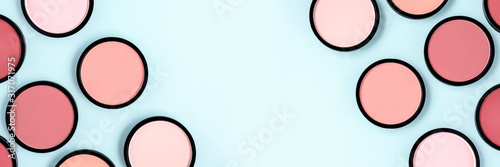 Papier peint Pink blush and compact powder on a pastel blue background