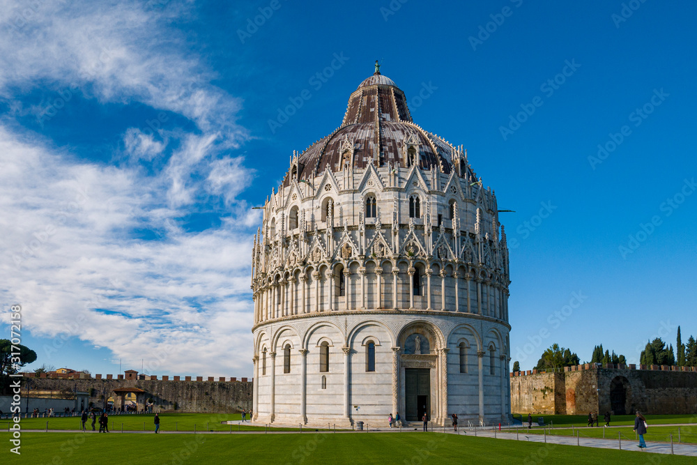 Baptisterio del duomo de Pisa, Italia, en la Piazza dei Miracoli, junto a la Torre inclinada.