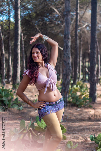 Belly dancer on nature © Mauro Rodrigues