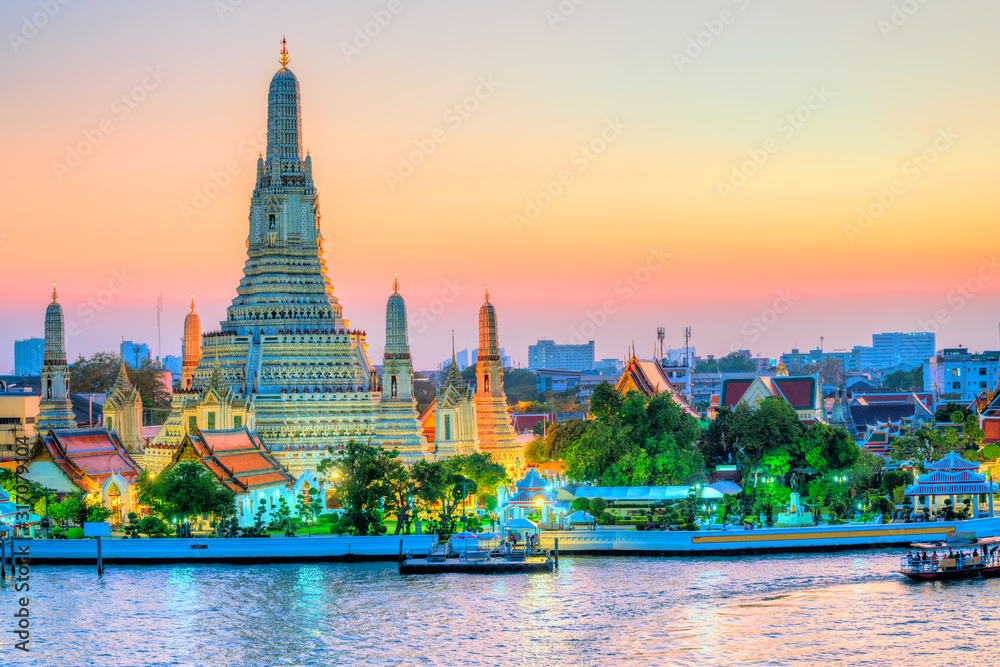 Obraz premium Bangkok, Wat Arun, świątynia świtu. Wat Arun to jedna z głównych atrakcji Bangkoku w Tajlandii