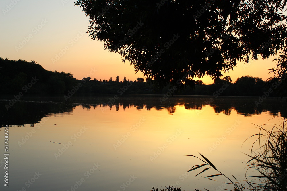 Obraz premium sunset over the lake