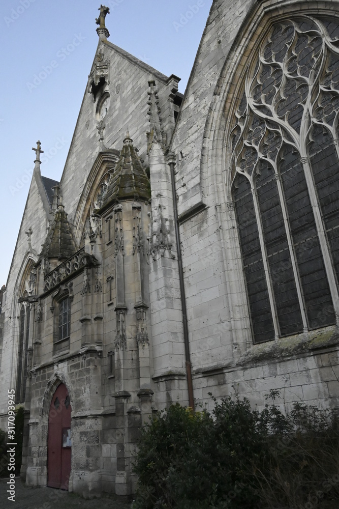 La vue de 3/4 de l'église Saint-Vivien de Rouen en Normandie.