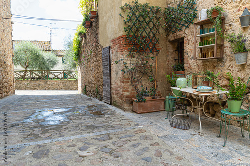 Fototapeta Naklejka Na Ścianę i Meble -  Quaint corner with table and chairs in Monteriggioni, Italy