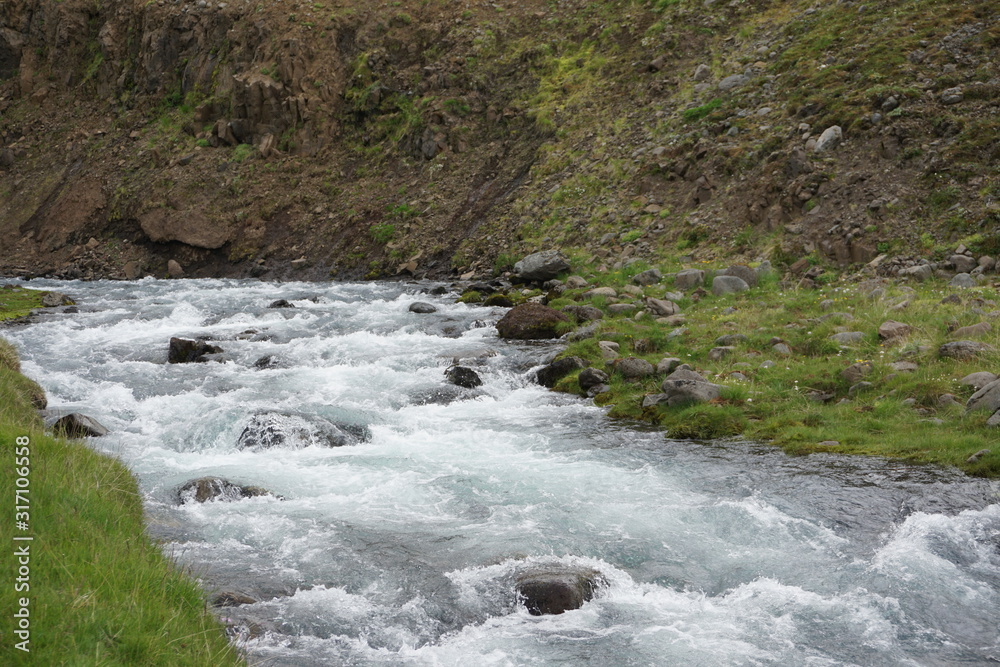 kleiner Fluss / Bach in der Wildnis auf Island kleiner Fluss / Bach in der Wildnis auf Island