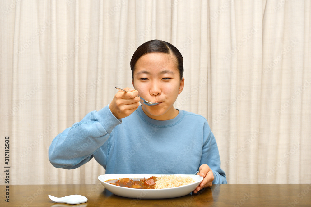 カレーライスを食べる女の子