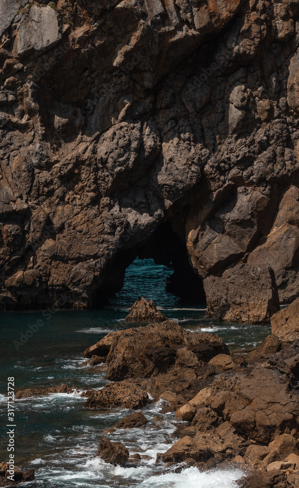 Obraz premium Sea cave in a cliff with rocks