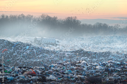 Foto dump trucks on the trash