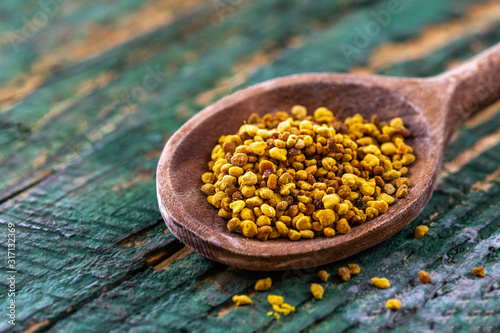 Papier peint Propolis bee pollen honey grain i spoon on wooden background