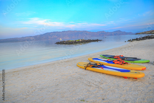 Kayaks a la orilla de la playa en Isla Coronado, México. 