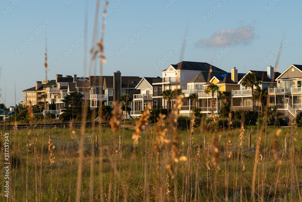 Obraz premium Wild Dunes Resort, Karolina Południowa, USA - 28 września 2019 r. Luksusowe domy z widokiem na ocean w Wild Dunes Resort, Isle of Palms, Karolina Południowa.