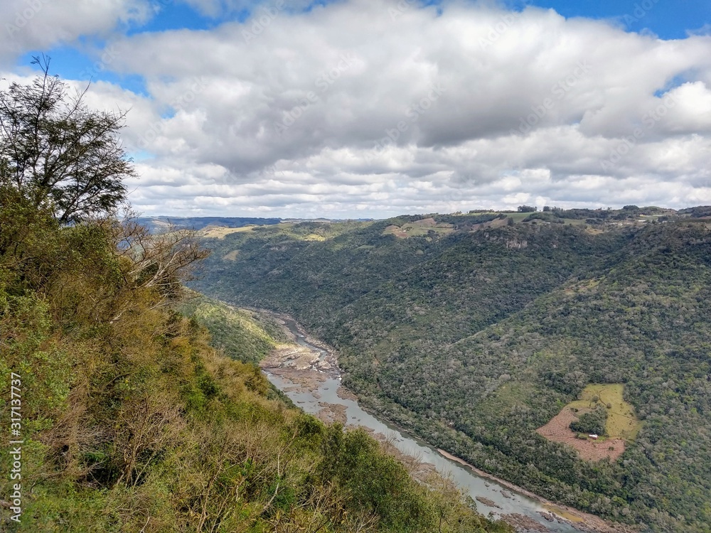 Obraz premium a river between two mountains