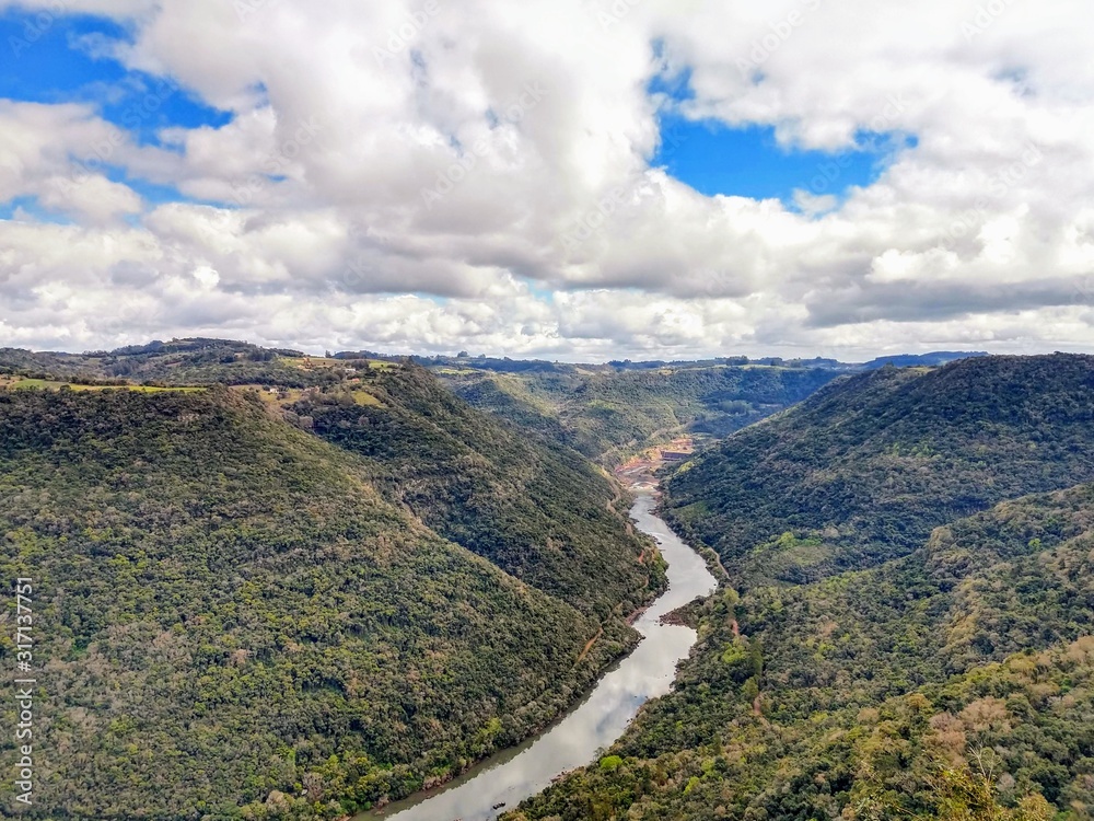 Fototapeta premium a river between two mountains