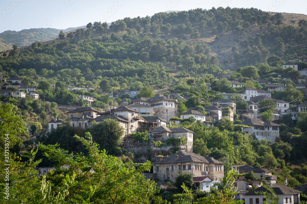 Montagne et maisons à Gjirokastër en Albanie