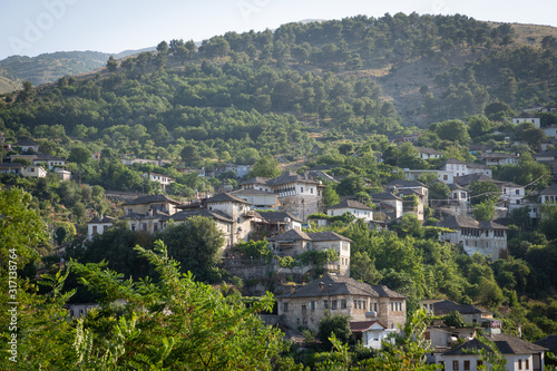 Montagne et maisons à Gjirokastër en Albanie