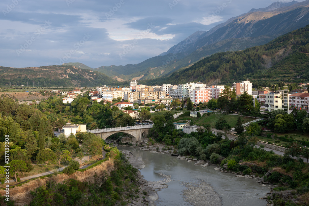 Ville de Përmet en Albanie