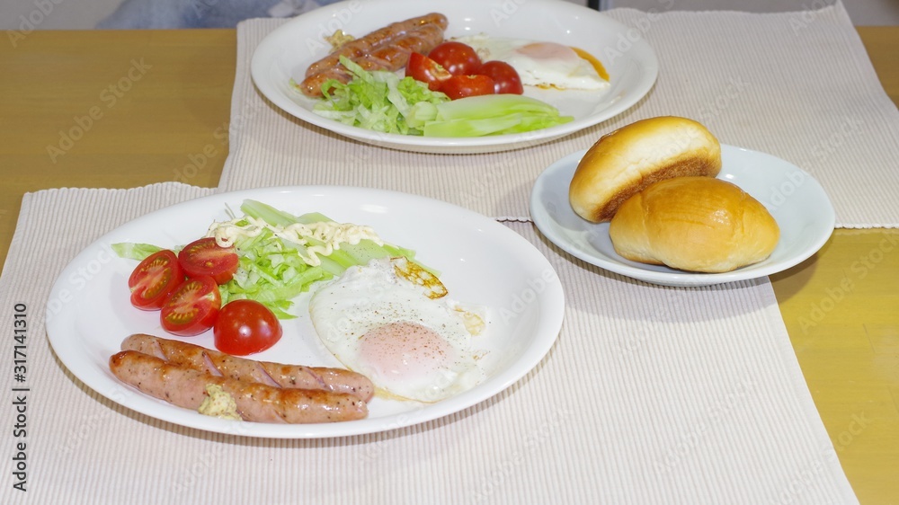 ソーセージと目玉焼きとサラダの食事