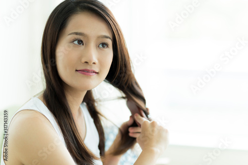若い女性 ヘアケア Free Download 若い女性 ヘアケア - GFXLoad