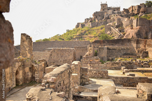 Photo Old Ancient Antique Historical Ruined Architecture of Golconda Fort Walls