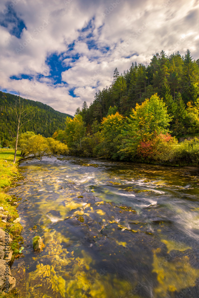 ein Fluss im Herbst in der Steiermark