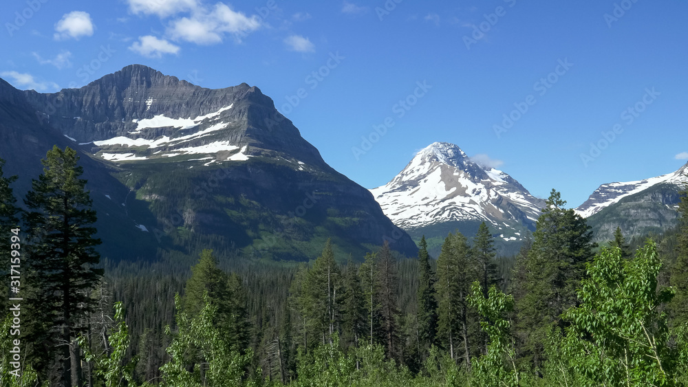 Obraz premium summer day shot of mountains from jackson glacier overlook glacier national park