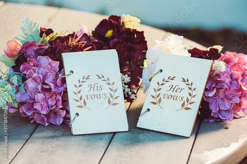 Foto Selective focus shot of wedding vows placed next to beautiful flowers