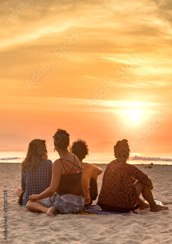 AMIGOS EN LA PLAYA AL AMANECER 