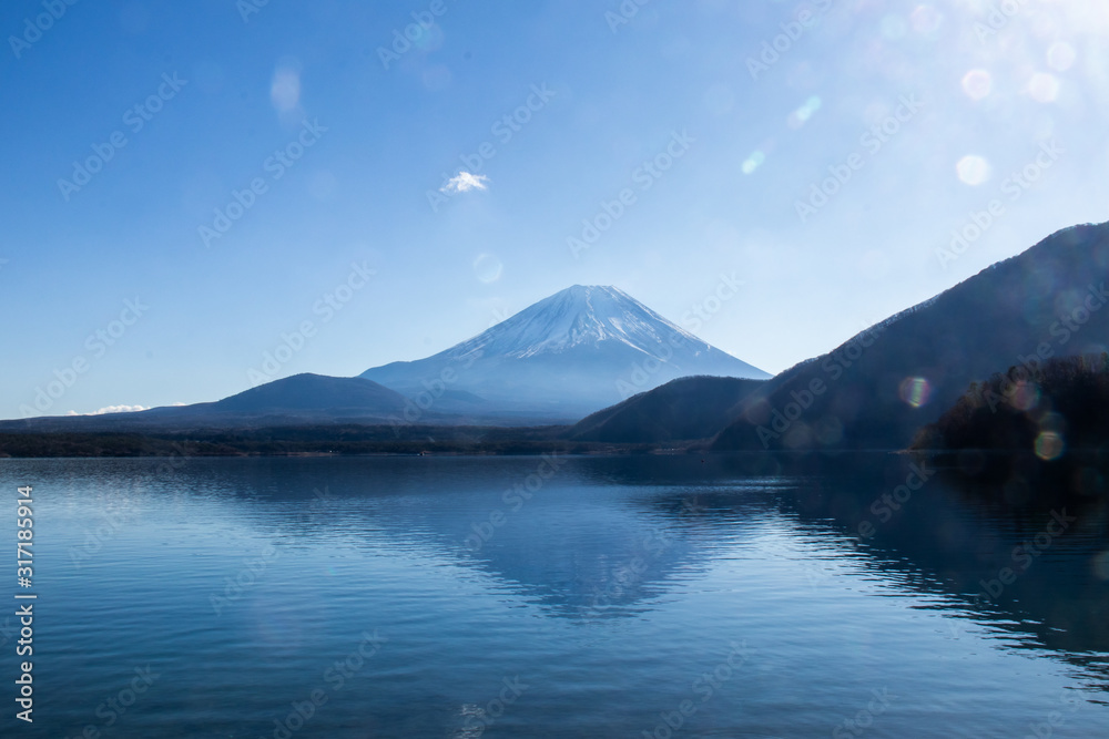 本栖湖越しの富士山