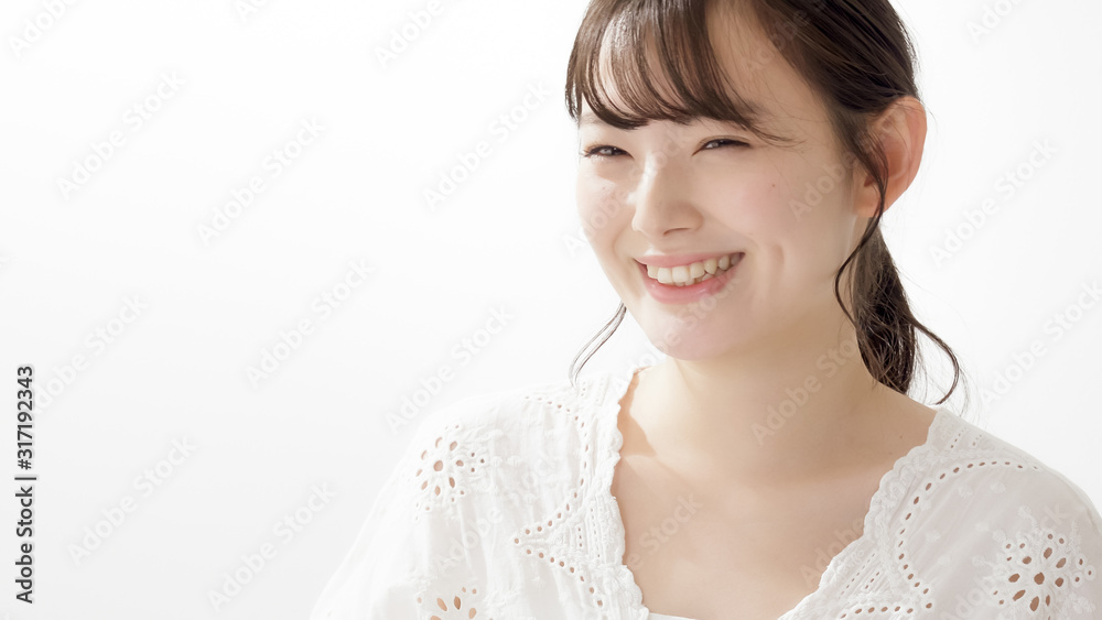若い女性　笑顔