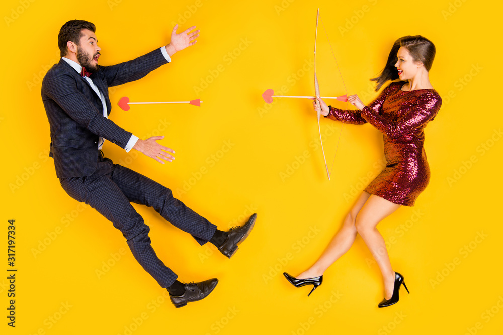 Top above high angle full body profile side photo two people cupid girl