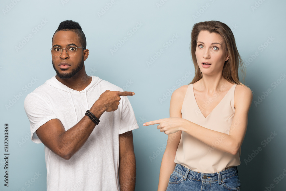 Ταπετσαρία Frustrated diverse man and woman point finger blaming each other