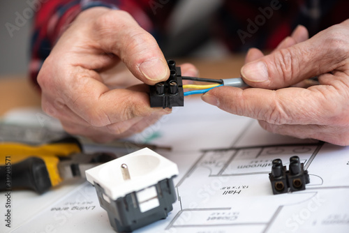 Tableau sur toile Electrician connecting wires in terminal block
