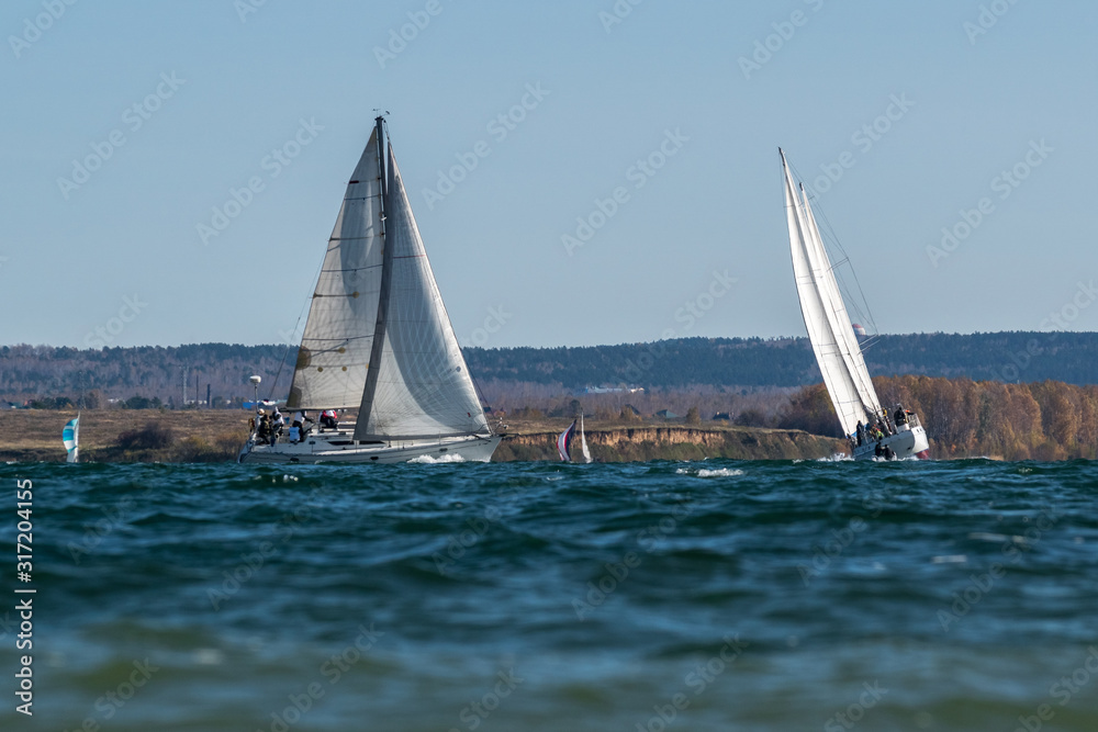 Obraz premium Sailing yacht sailing in the waves