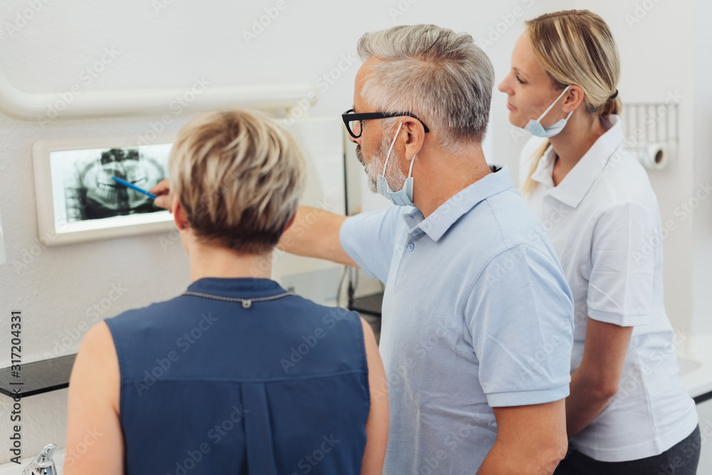 Obraz premium Dentists explaining an x-ray to a female patient