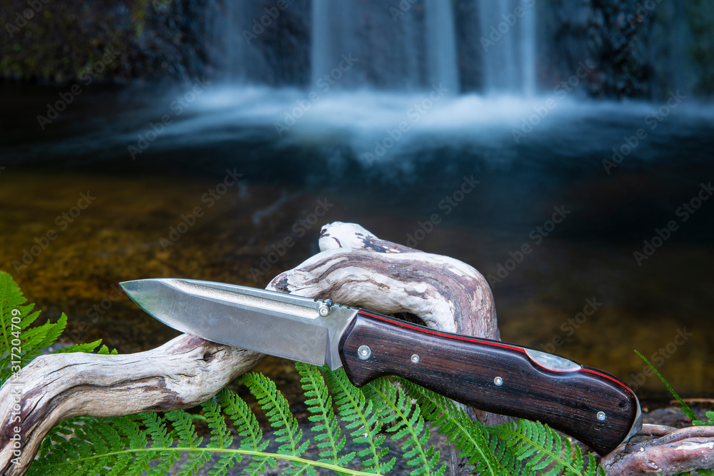 Navajas o cuchillos plegables para deporte de camping y bushcraft en la  naturaleza. foto de Stock | Adobe Stock