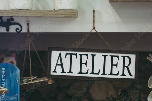 Panneau en métal vintage avec texte atelier