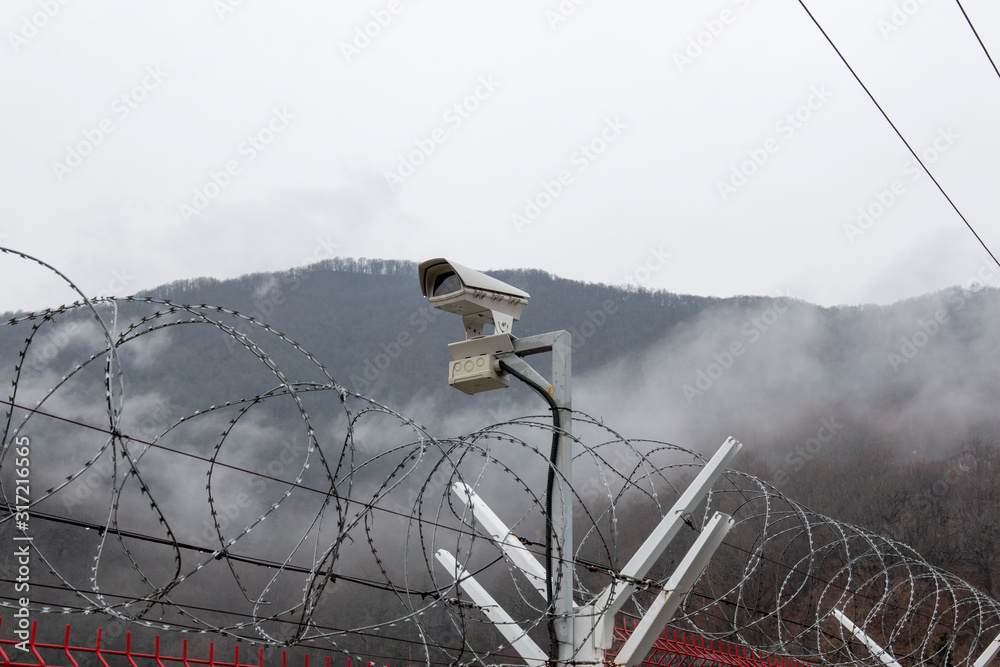 Obraz premium a metal fence with barbed wire