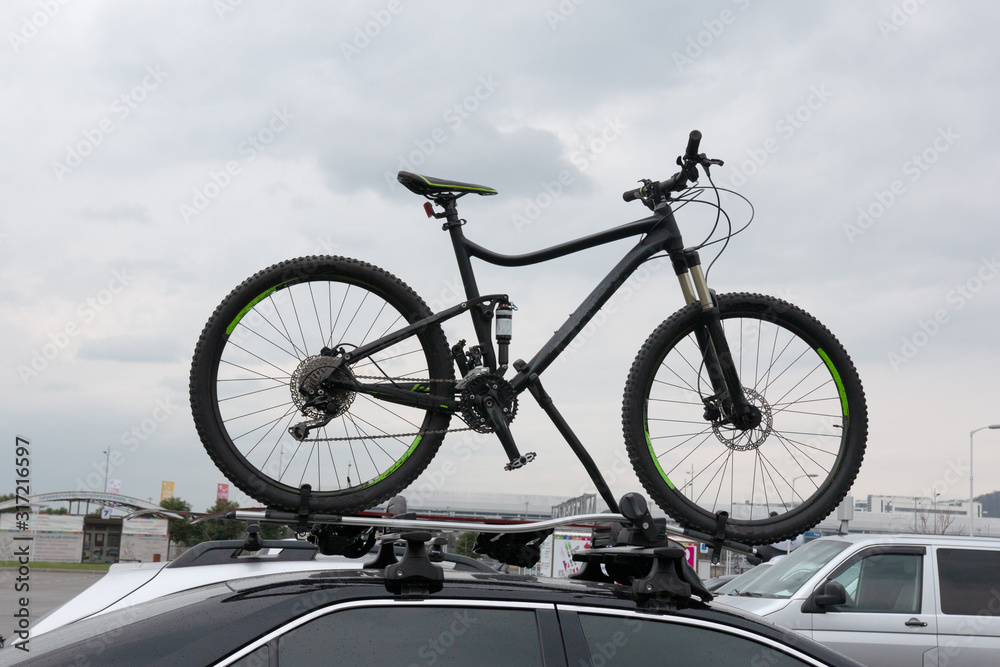 mountain bike fixed on the roof of a car