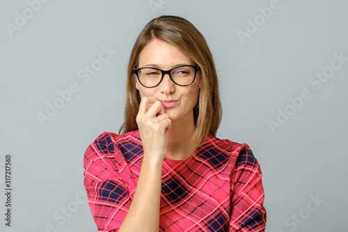 Φωτογραφία Crazy looking sly woman in glasses isolated