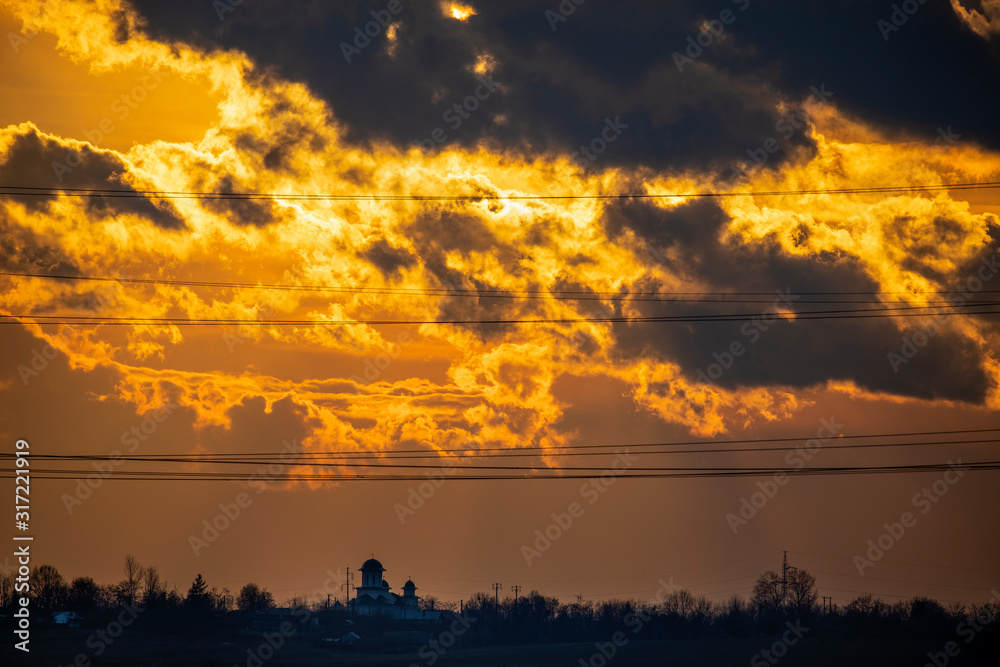 Obraz premium Sky at sunset with dark clouds and sun behind