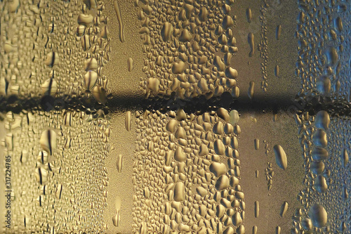 Canvastavla Macro rain drops with grey sky