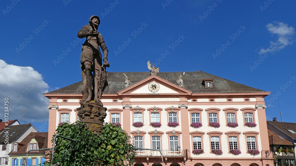 Brunnenfigur vor dem Rathaus in Gegenbach