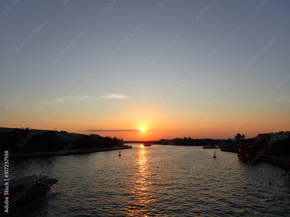 Naklejka premium 世界遺産の街ホイアンの夕日