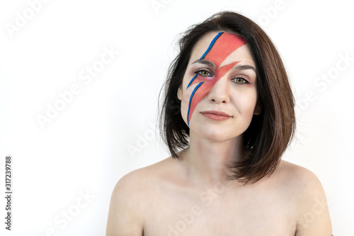 Fotografi red and blue lightning bolt on her beautiful face