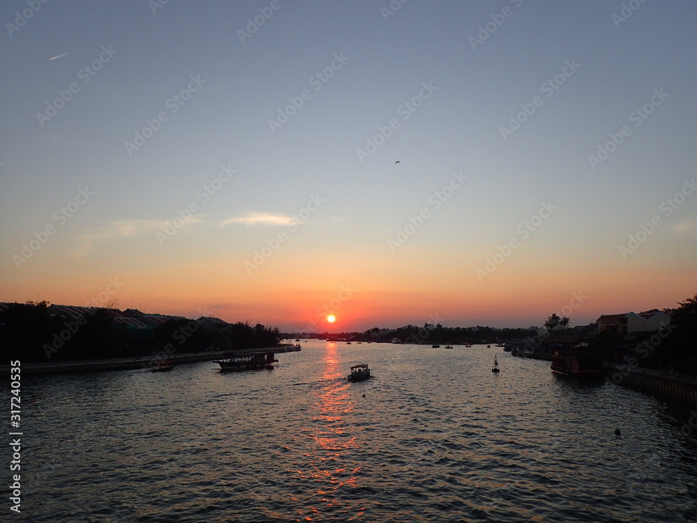 Naklejka premium 世界遺産の街ホイアンの夕日