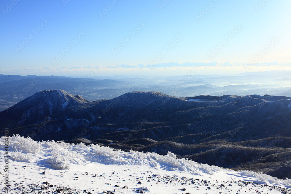 Obraz premium 雪が積もる霧島連山