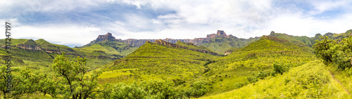 Photo Panorama of the Amphitheatre and a hiking trail to Policeman's Helmet, Drakensbe